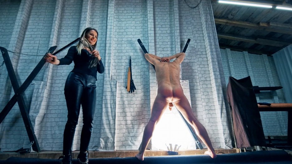 NoirQueenie - Whipping The Loser Angle 2
